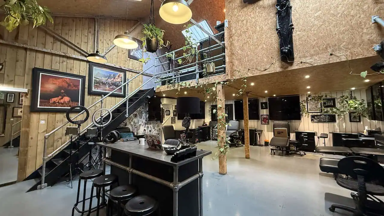 How to find the best tattoo studio in London. Image of Six Bullets Tattoo interior.